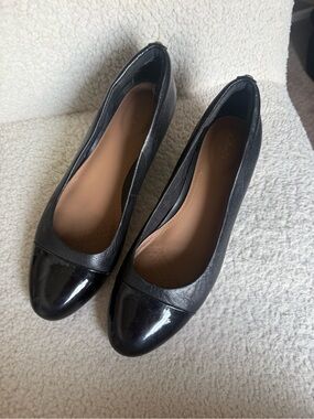 Clarks Women's Black Leather Rounded Patent Toe Flats